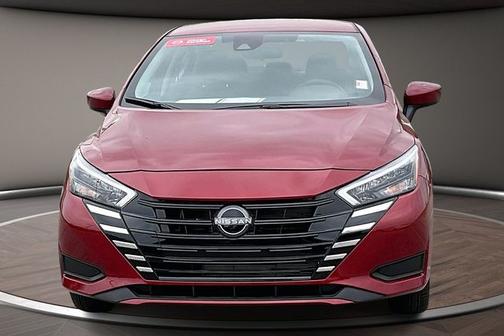 Scarlet Ember 2025 Nissan Versa 1.6 SV