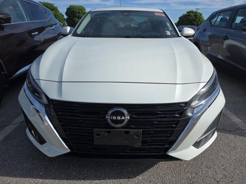 White 2023 Nissan Altima 2.5 SL