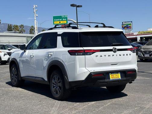 2026 Nissan Pathfinder SV