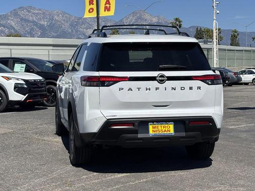 2026 Nissan Pathfinder SV