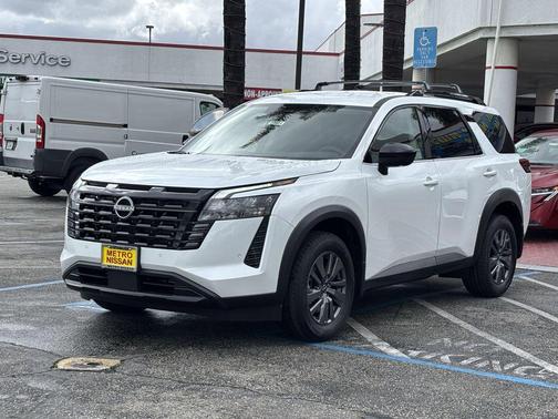 2026 Nissan Pathfinder SV