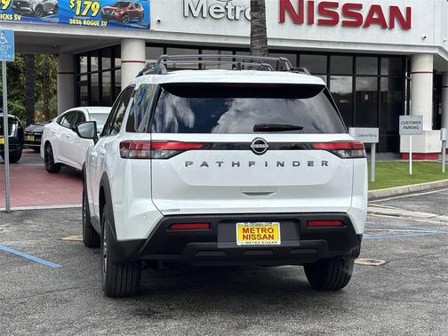 2026 Nissan Pathfinder SV