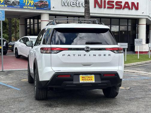 2026 Nissan Pathfinder SV