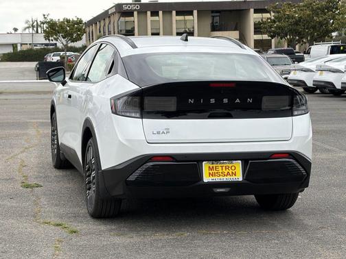 White Pearl 2026 Nissan Leaf PLATINUM+