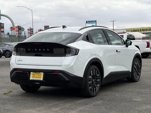 White Pearl 2026 Nissan Leaf PLATINUM+
