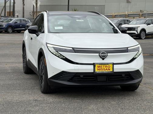 White Pearl 2026 Nissan Leaf PLATINUM+