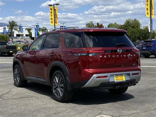 2025 Nissan Pathfinder SL FWD