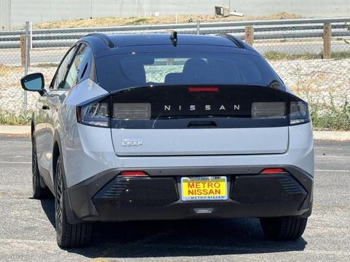 Boulder Gray Pearl/Black 2026 Nissan Leaf PLATINUM+