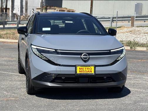 Boulder Gray Pearl/Black 2026 Nissan Leaf PLATINUM+