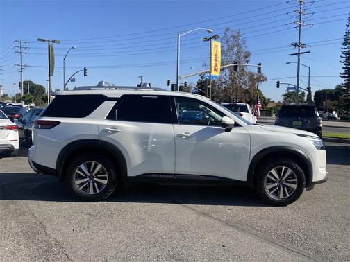2023 Nissan Pathfinder SL FWD