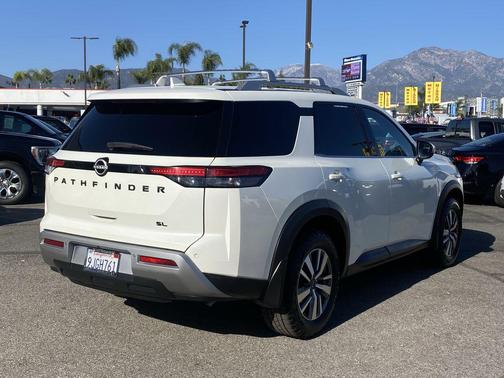 2023 Nissan Pathfinder SL FWD
