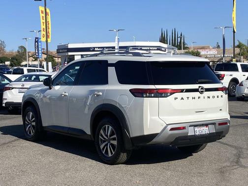 2023 Nissan Pathfinder SL FWD