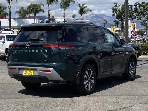 2025 Nissan Pathfinder SL FWD