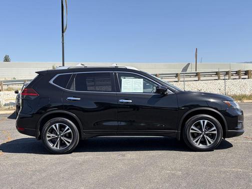 Magnetic Black Pearl 2019 Nissan Rogue SV