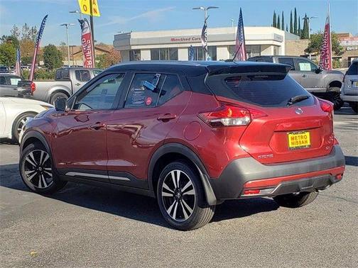 Photo 5 of 30 of 2018 Nissan Kicks SR