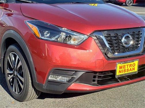 Photo 2 of 30 of 2018 Nissan Kicks SR