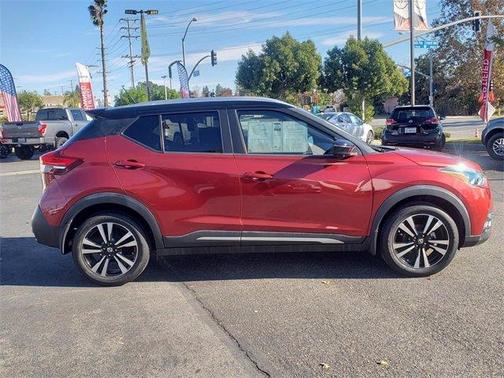 Photo 4 of 30 of 2018 Nissan Kicks SR