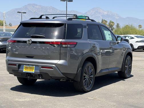 Gun Met 2026 Nissan Pathfinder SL