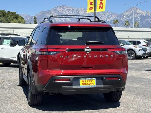 2026 Nissan Pathfinder SV