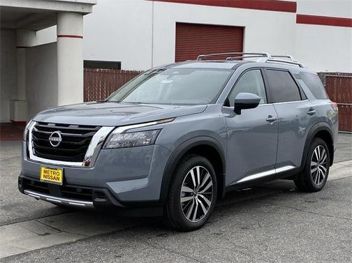 2025 Nissan Pathfinder Platinum FWD