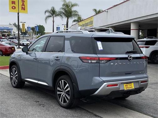 2025 Nissan Pathfinder Platinum FWD