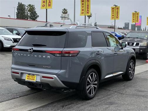2025 Nissan Pathfinder Platinum FWD