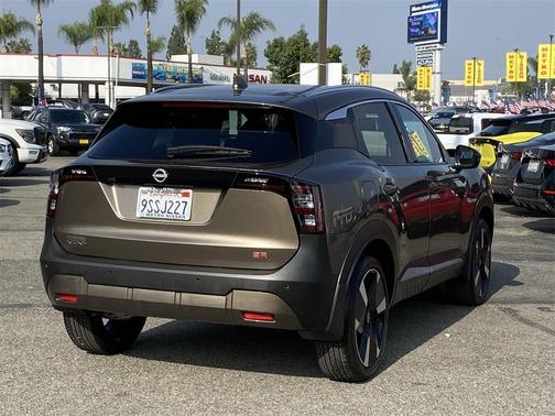 2025 Nissan Kicks SR