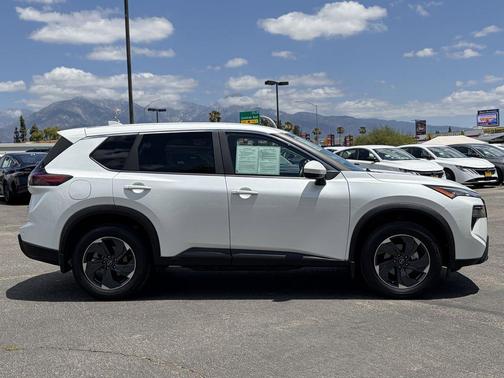 Everest White Pearl 2024 Nissan Rogue SV