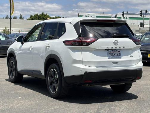 Everest White Pearl 2024 Nissan Rogue SV