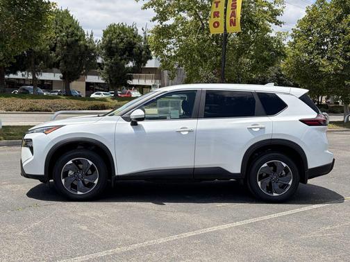 Everest White Pearl 2024 Nissan Rogue SV