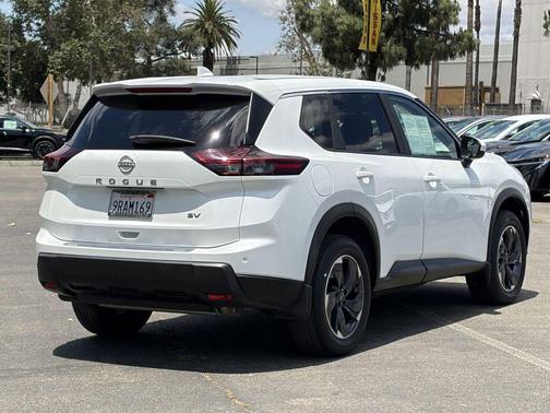Everest White Pearl 2024 Nissan Rogue SV