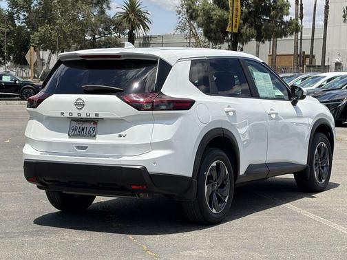 Everest White Pearl 2024 Nissan Rogue SV