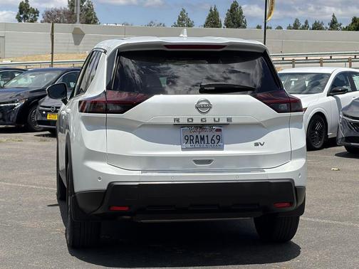 Everest White Pearl 2024 Nissan Rogue SV