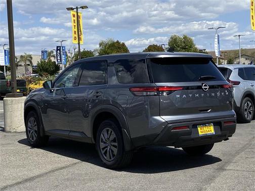 2025 Nissan Pathfinder S FWD