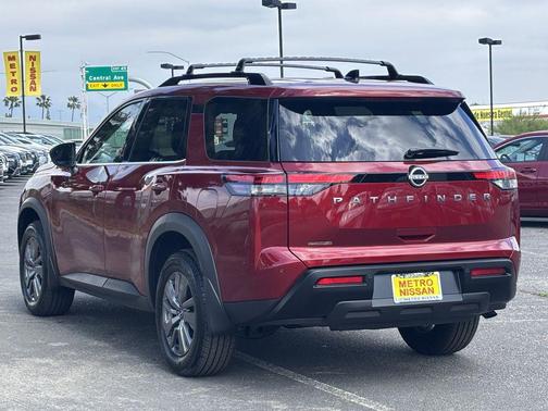 2026 Nissan Pathfinder SV
