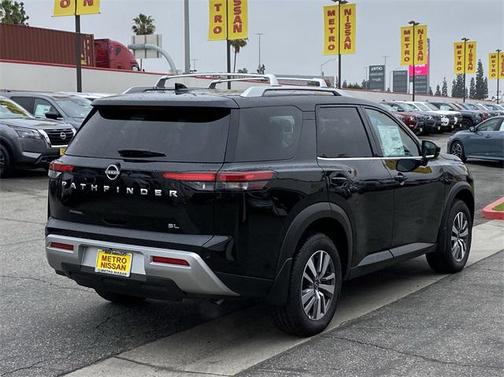 2025 Nissan Pathfinder SL FWD