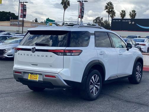 2025 Nissan Pathfinder SL FWD