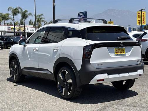 2025 Nissan Kicks SR