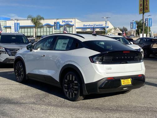 White Pearl 2026 Nissan Leaf PLATINUM+