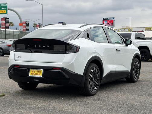White Pearl 2026 Nissan Leaf PLATINUM+
