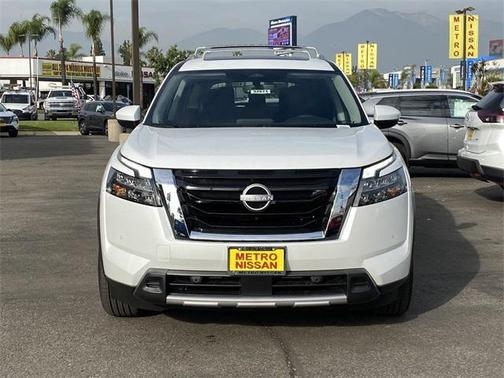 2025 Nissan Pathfinder SL 4WD