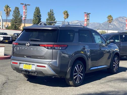 2025 Nissan Pathfinder Platinum FWD