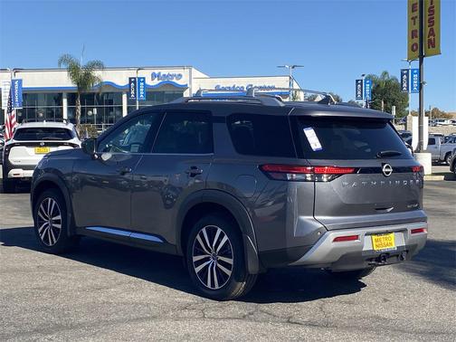 2025 Nissan Pathfinder Platinum FWD