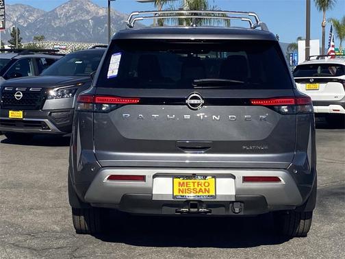 2025 Nissan Pathfinder Platinum FWD