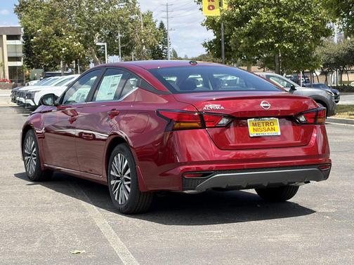 Scarlet 2026 Nissan Altima 2.5 SV