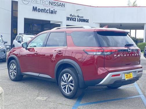 2025 Nissan Pathfinder SL FWD