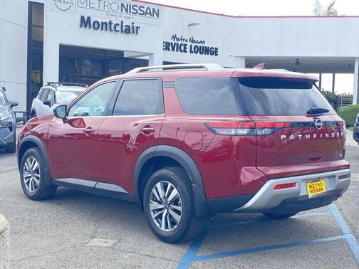2025 Nissan Pathfinder SL FWD