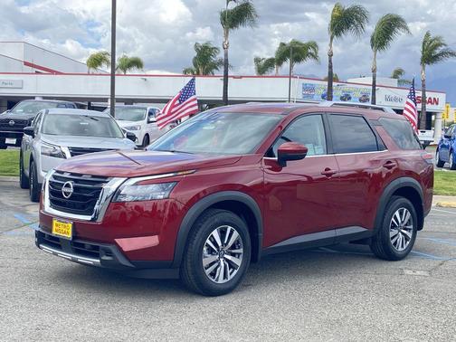 2025 Nissan Pathfinder SL FWD