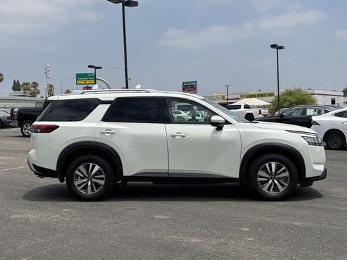 Pearl White 2023 Nissan Pathfinder SL 4WD