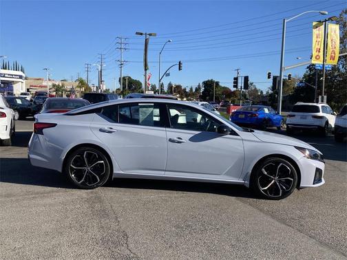 2023 Nissan Altima SR FWD